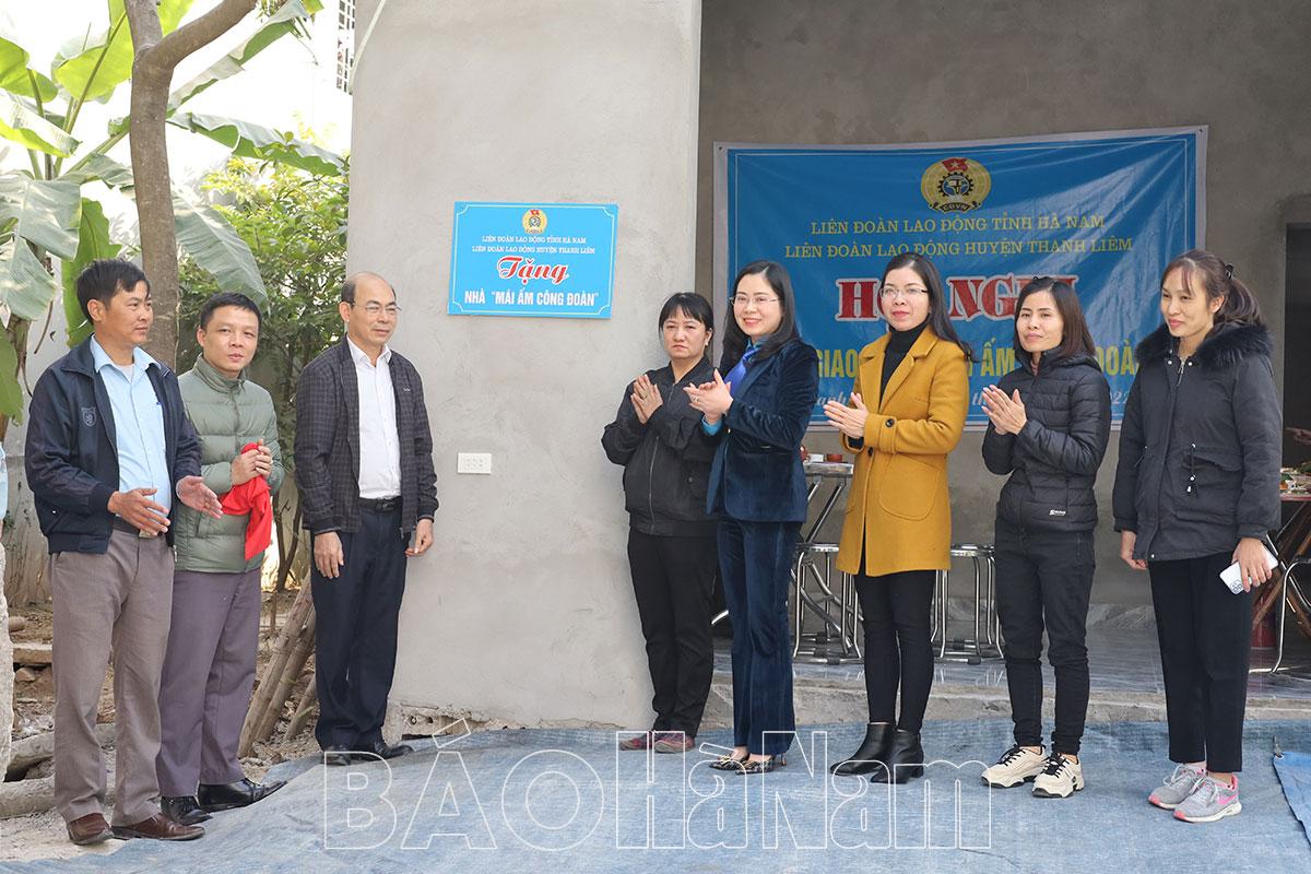 Liên đoàn Lao động huyện Thanh Liêm bàn giao nhà “Mái ấm Công đoàn”