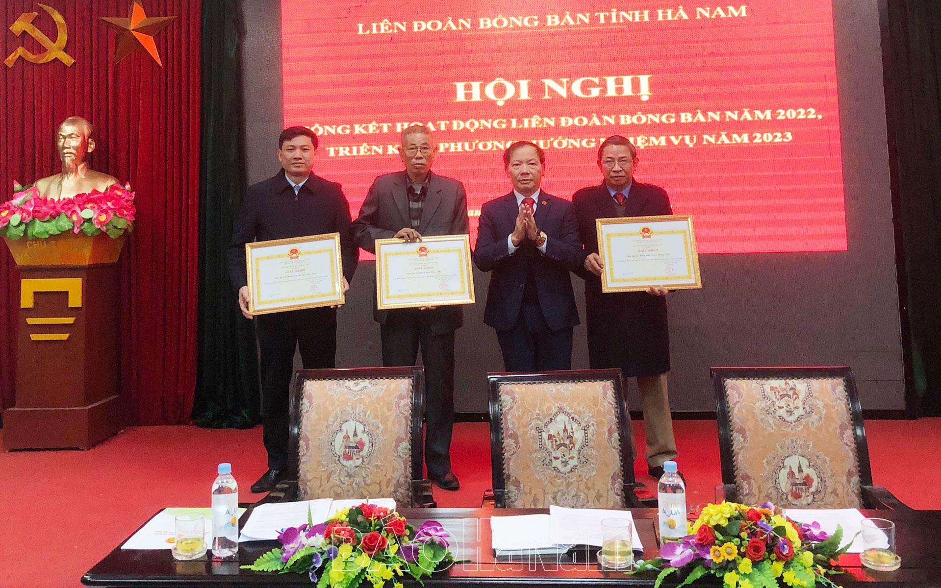 Liên đoàn Bóng bàn tỉnh khen thưởng các tập thể, cá nhân có nhiều thành tích phát triển phong trào bóng bàn tại cơ sở