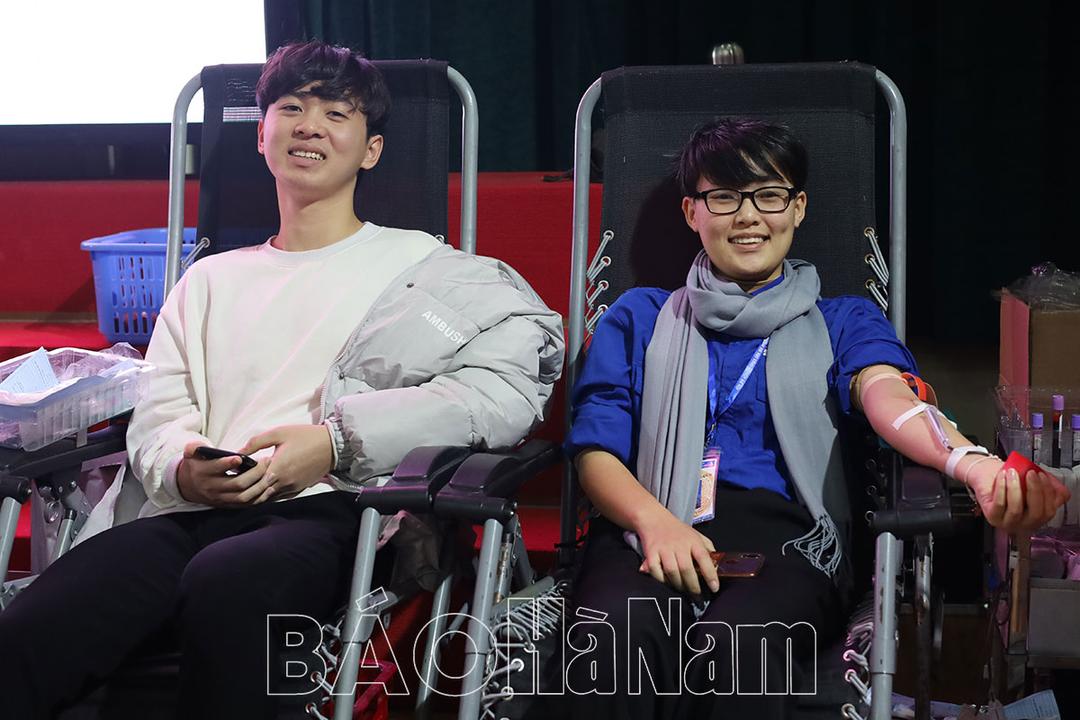 Hơn 1.000 tình nguyện viên Trường ĐH Công nghiệp Hà Nội cơ sở Hà Nam tham gia Lễ hội Xuân hồng 2023