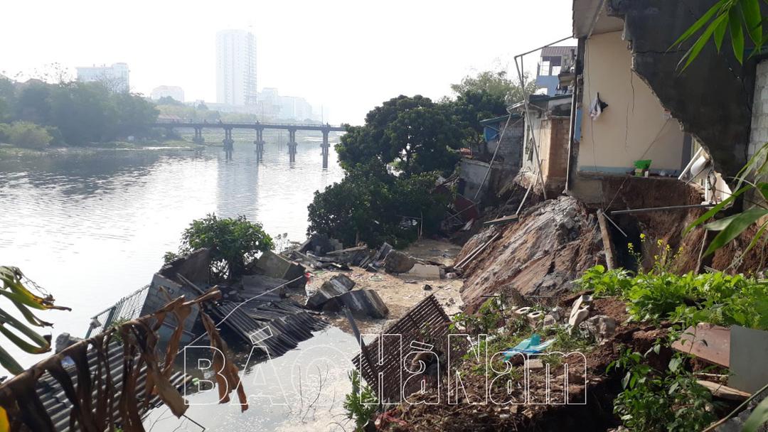 Sạt lở nhà dân ở thôn 3, xã Phù Vân