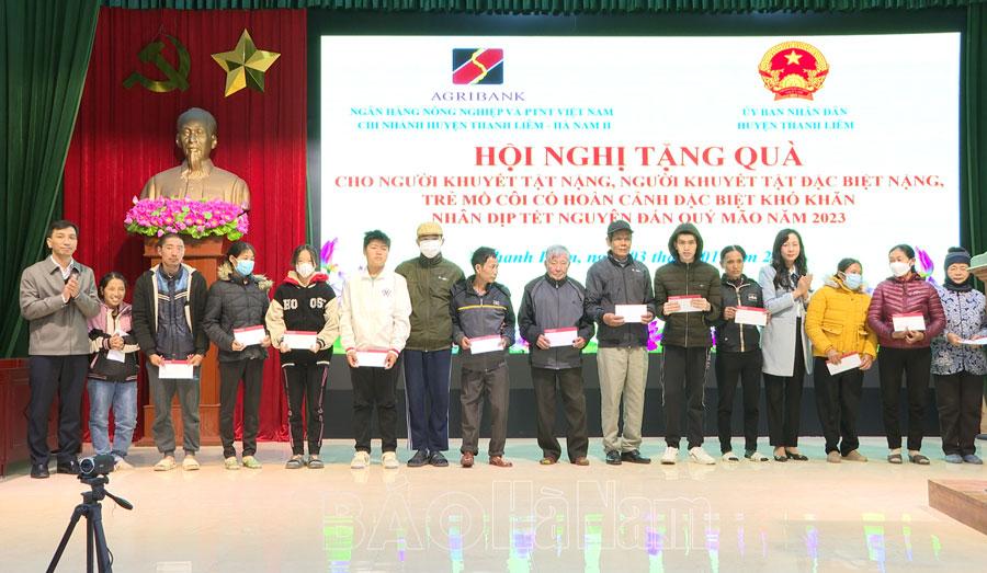 Agribank huyện Thanh Liêm tặng quà Tết người khuyết tật, trẻ em mồ côi