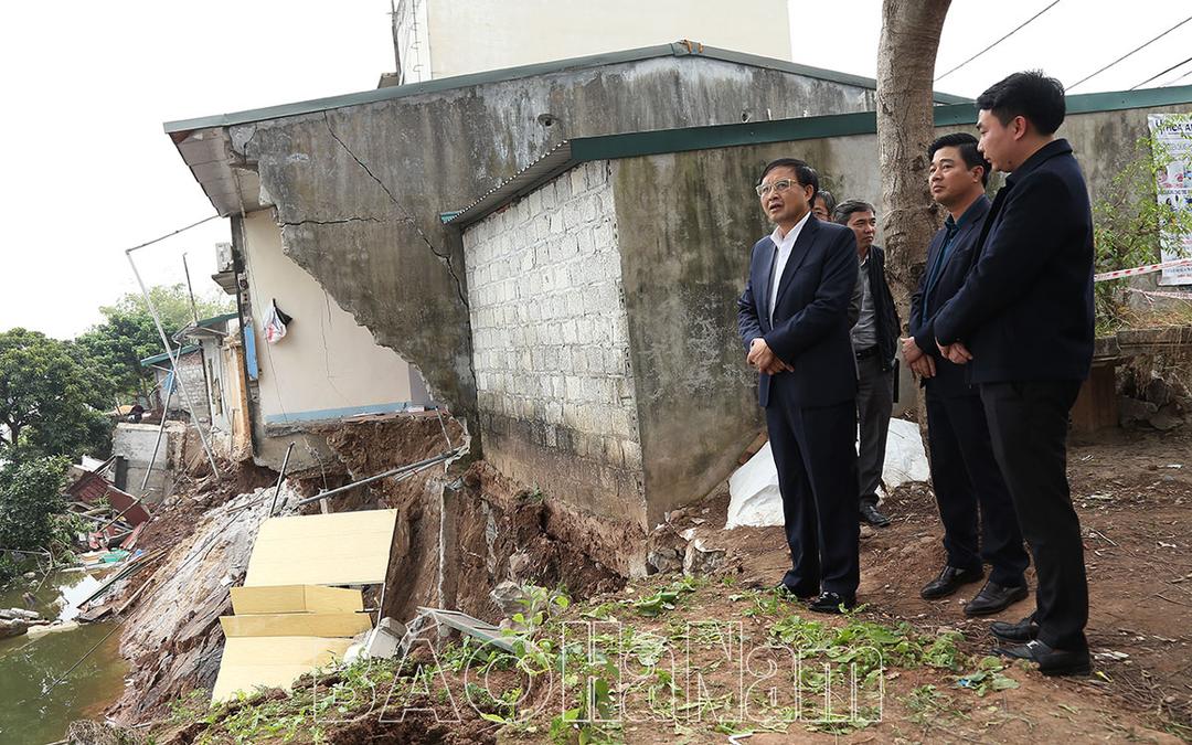 Lãnh đạo UBND tỉnh kiểm tra tình hình sạt lở bờ sông ở Phù Vân