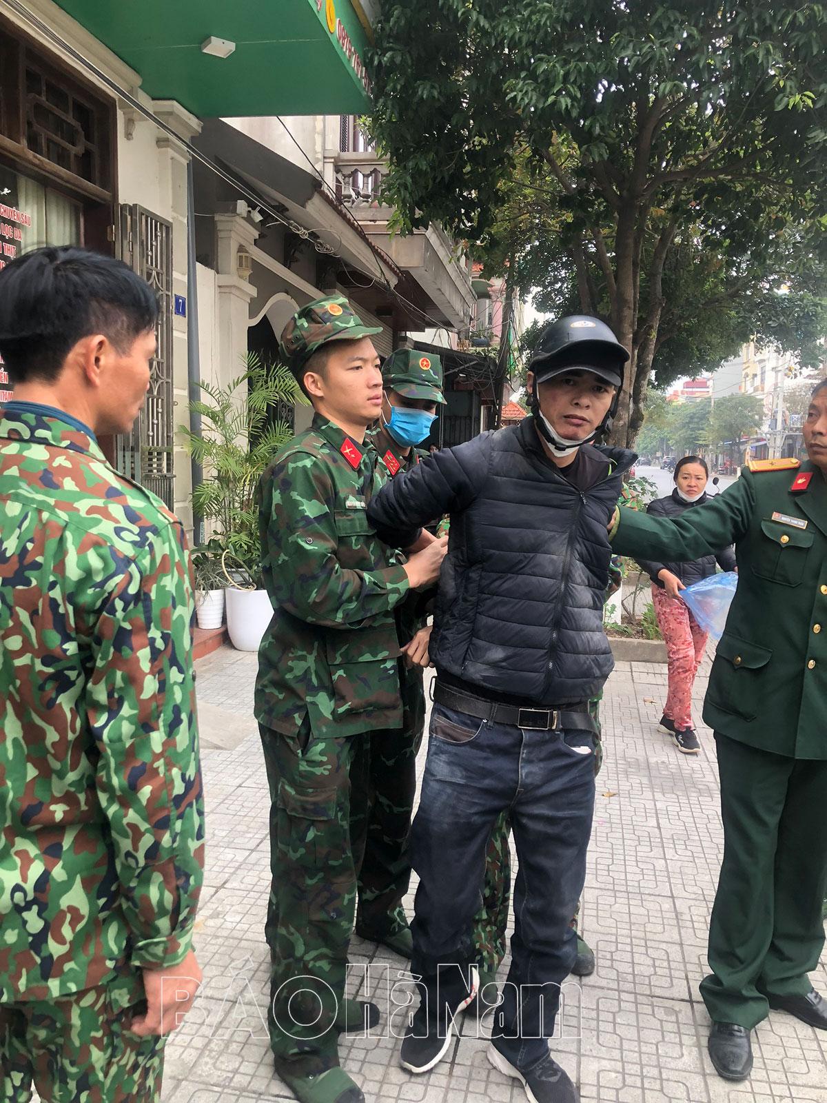 Ba quân nhân của Bộ Chỉ huy Quân sự tỉnh bắt đối tượng cướp giật ở phường Lê Hồng Phong