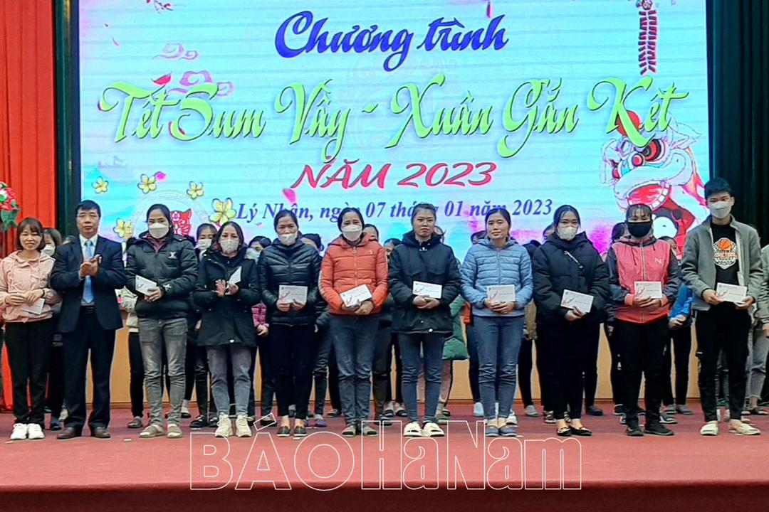 “Tết sum vầy – Xuân gắn kết 2023” cho người lao động khó khăn tại Lý Nhân