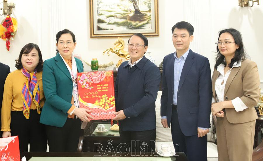 Đồng chí Bí thư Tỉnh ủy Lê Thị Thủy thăm, chúc Tết các đồng chí nguyên lãnh đạo Tỉnh ủy