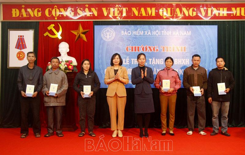 BHXH tỉnh trao tặng sổ BHXH cho người có hoàn cảnh khó khăn