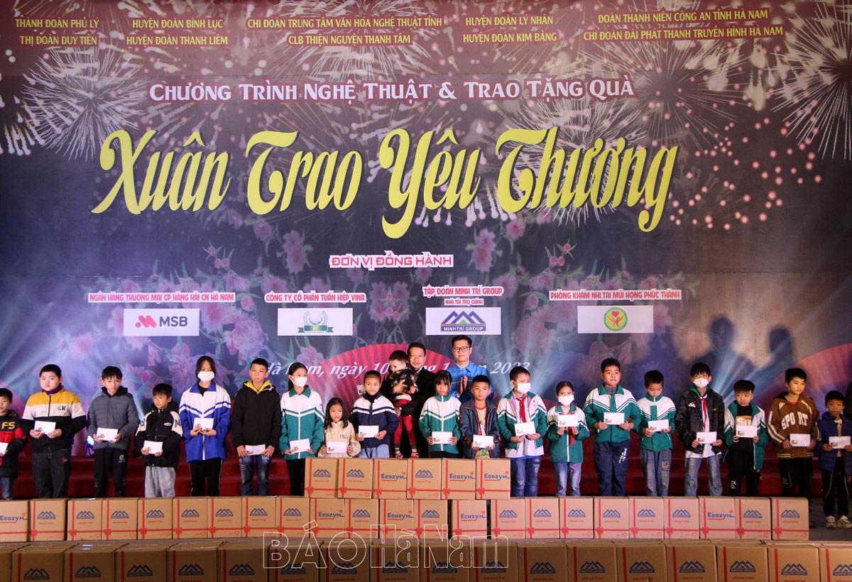 Trao tặng 210 suất quà cho trẻ em có hoàn cảnh khó khăn, vượt khó trong học tập