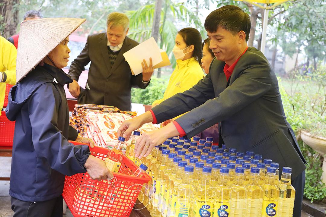 Hội Chữ thập đỏ thị xã Duy Tiên tổ chức "Chợ Tết nhân ái" tại xã Mộc Bắc