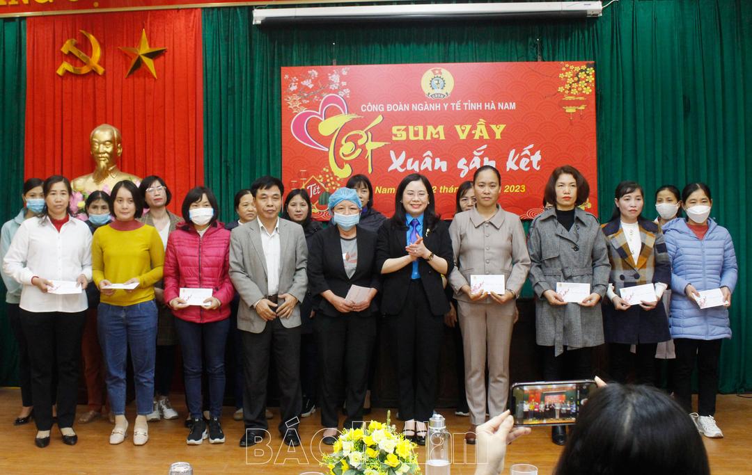 Công đoàn ngành y tế trao 60 suất quà cho đoàn viên có hoàn cảnh khó khăn