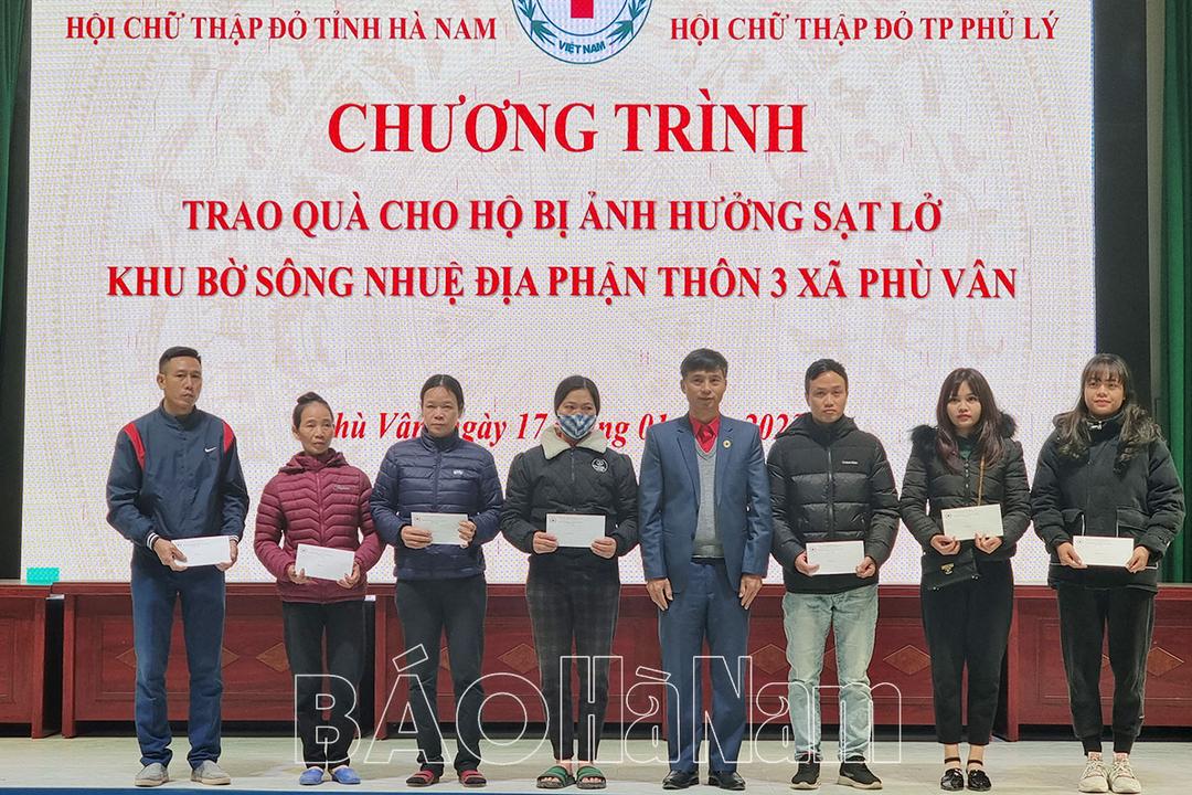 Trao tặng hỗ trợ cho các hộ bị sạt lở nhà ở tại Phù Vân