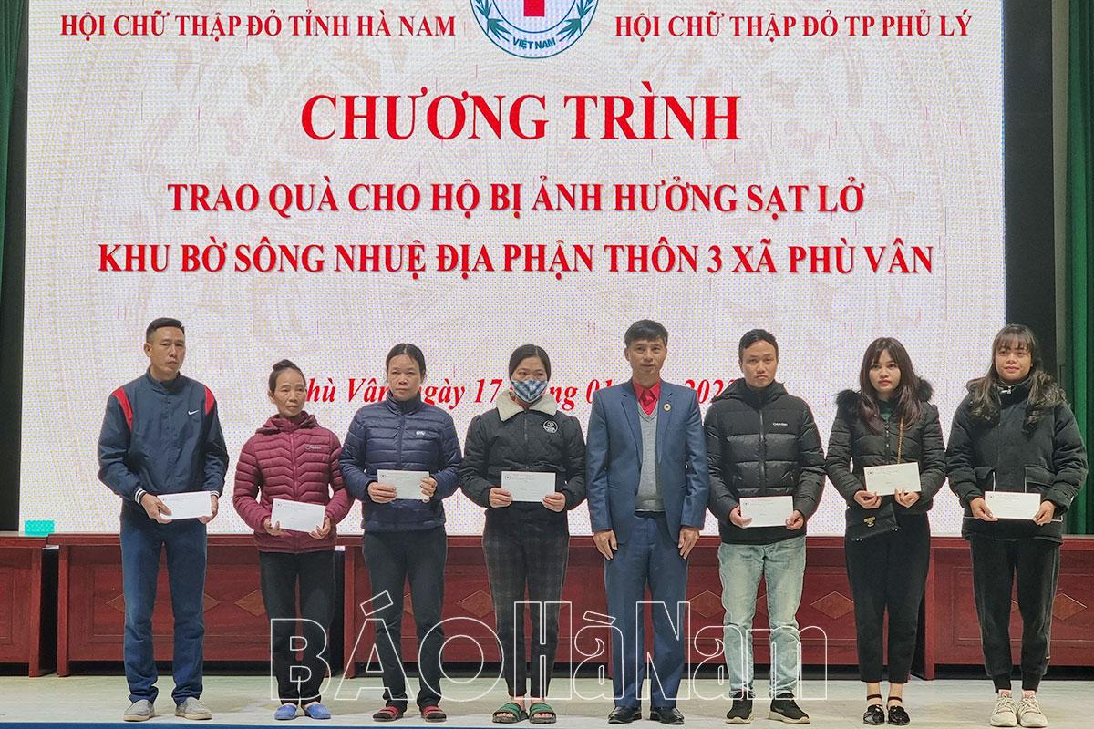 Trao tặng hỗ trợ cho các hộ bị sạt lở nhà ở tại Phù Vân