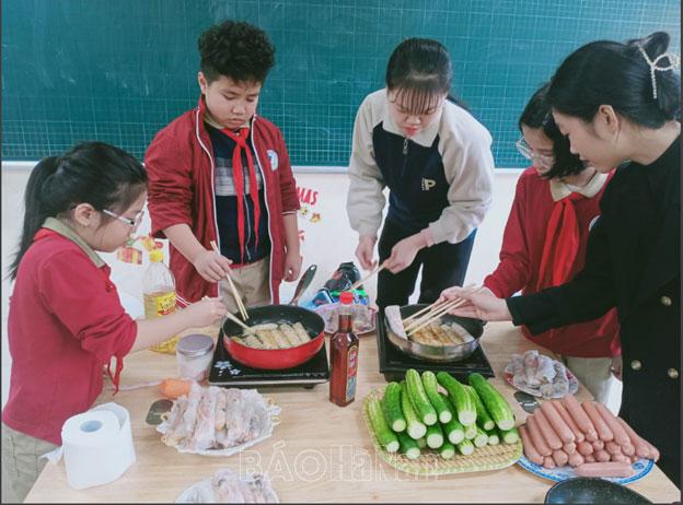 Học sinh Trường Tiểu học Nguyễn Tất Thành trải nghiệm văn hoá Tết cổ truyền