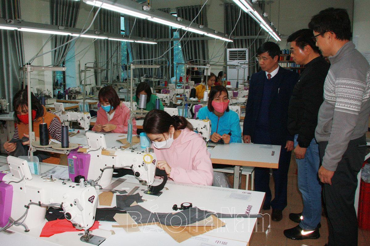 Lãnh đạo Liên đoàn Lao động tỉnh thăm doanh nghiệp nhân dịp đầu năm mới