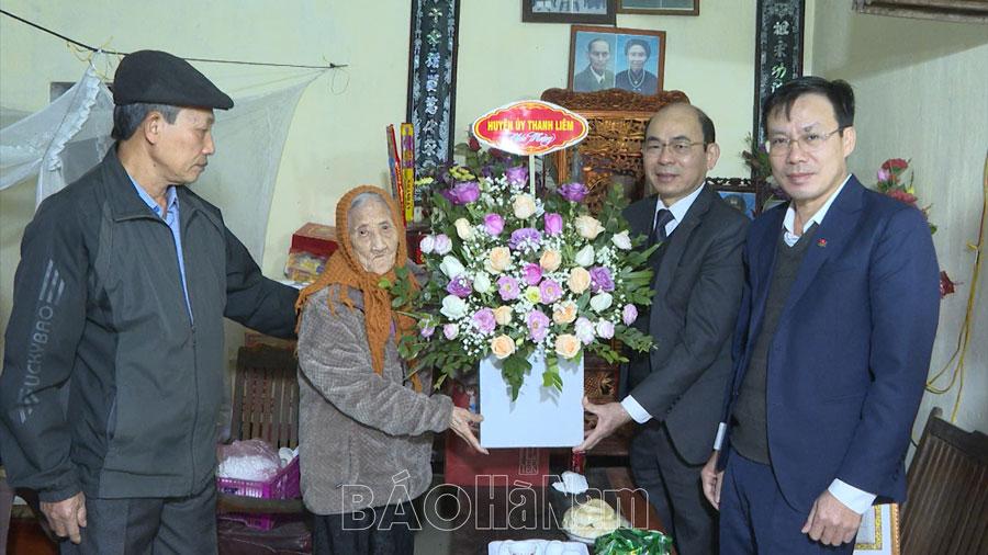 Huyện uỷ Thanh Liêm tổ chức trao Huy hiệu Đảng dịp 3/2