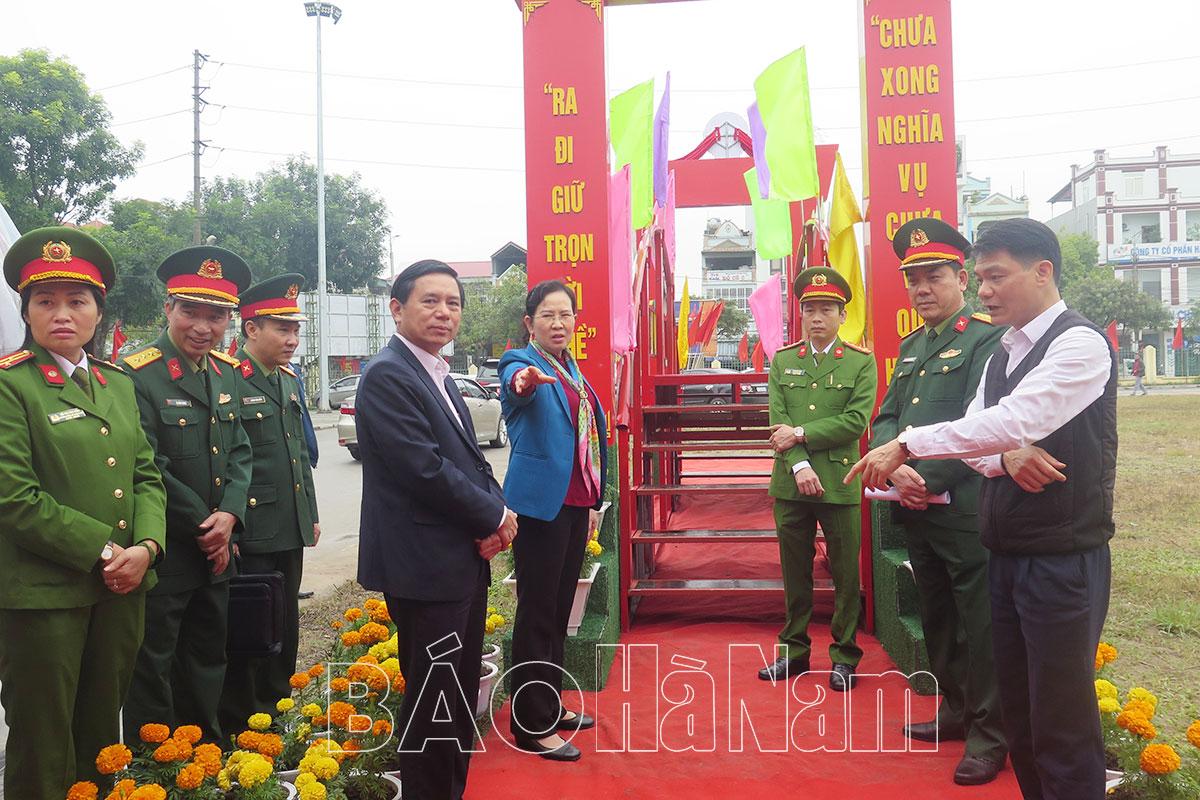 Đồng chí Bí thư Tỉnh ủy Lê Thị Thủy kiểm tra công tác chuẩn bị cho lễ giao, nhận quân