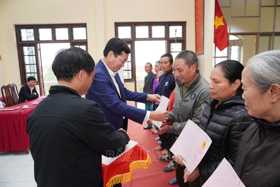Trao Giấy CNQSDĐNN sau dồn đổi đợt I cho các hộ dân thị trấn Bình Mỹ