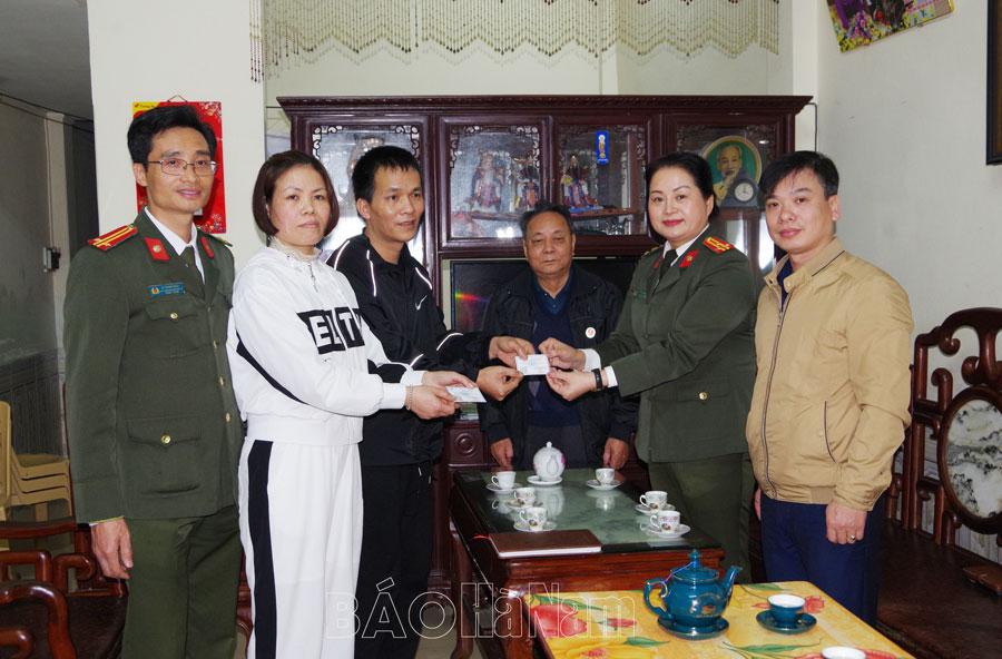 Trao 290 thẻ BHYT cho công dân thực hiện nghĩa vụ tham gia CAND và thân nhân