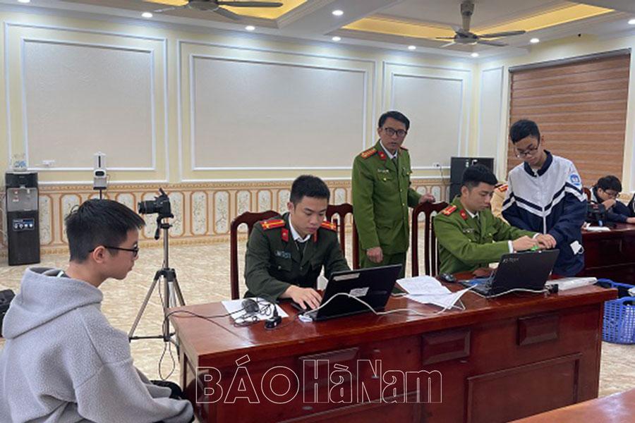 Công an Hà Nam đẩy nhanh tiến độ cấp CCCD gắn chip cho học sinh