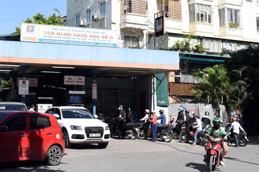 Giá xăng tăng, dầu giảm