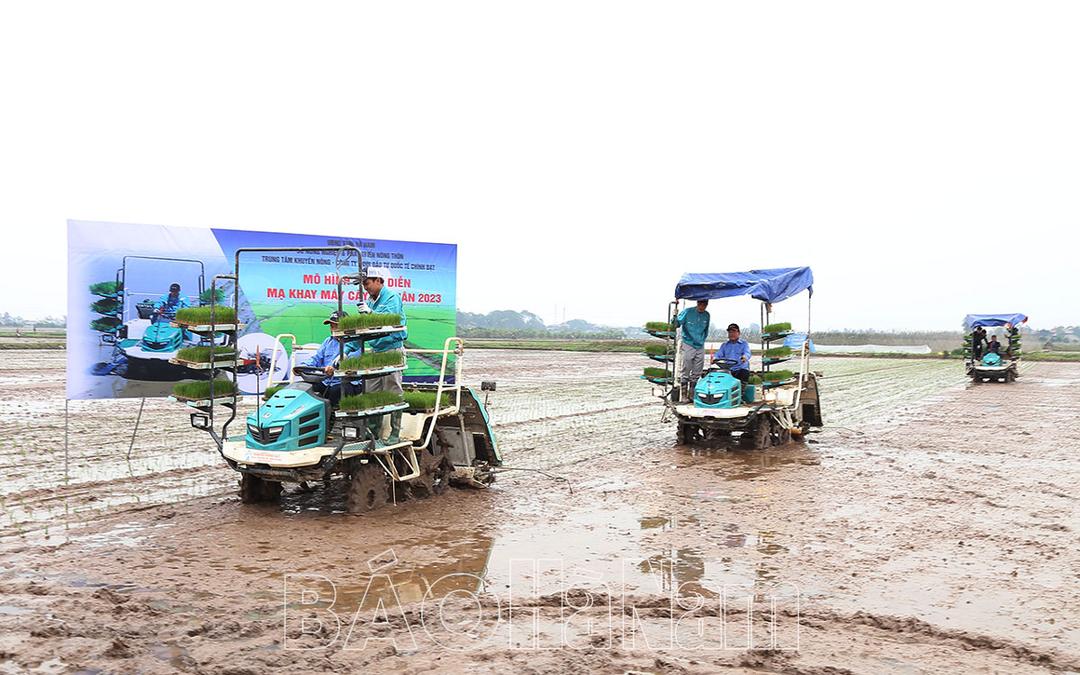 Trình diễn mô hình mạ khay, cấy máy vụ xuân 2023