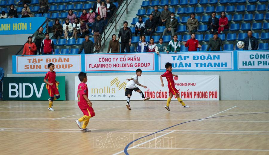 Ngày thi đấu thứ 2, Giải Bóng đá thiếu niên, nhi đồng tỉnh: Phủ Lý đang tạm dẫn đầu cả 2 nội dung