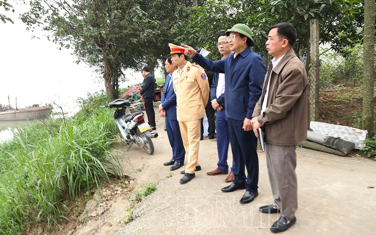 Lãnh đạo UBND tỉnh kiểm tra tình hình khai thác cát trên sông Hồng tại Lý Nhân