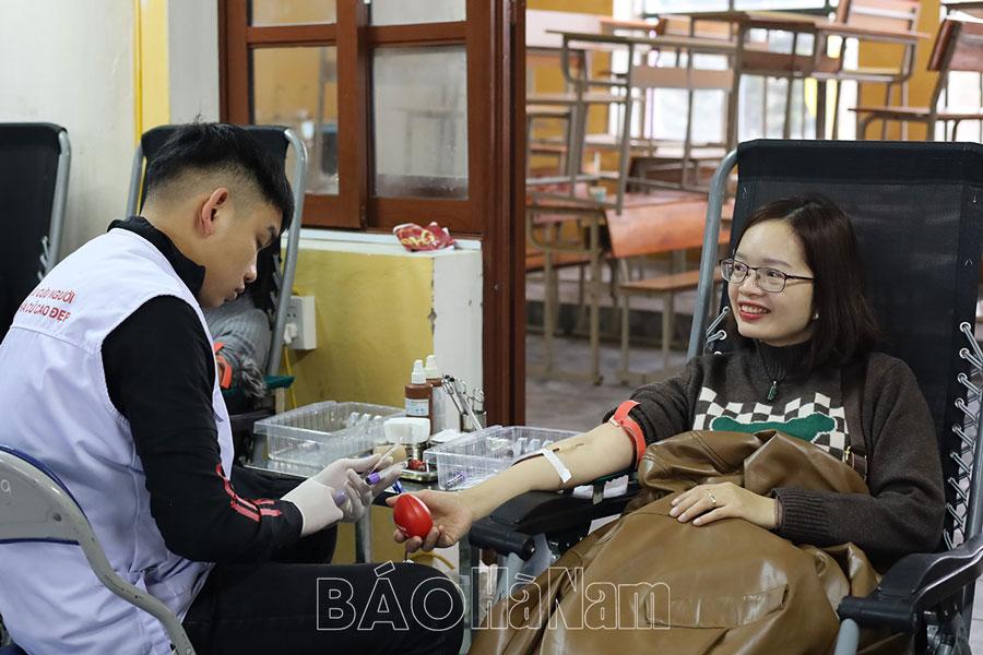 Sôi nổi phong trào hiến máu tình nguyện trong ngành y tế
