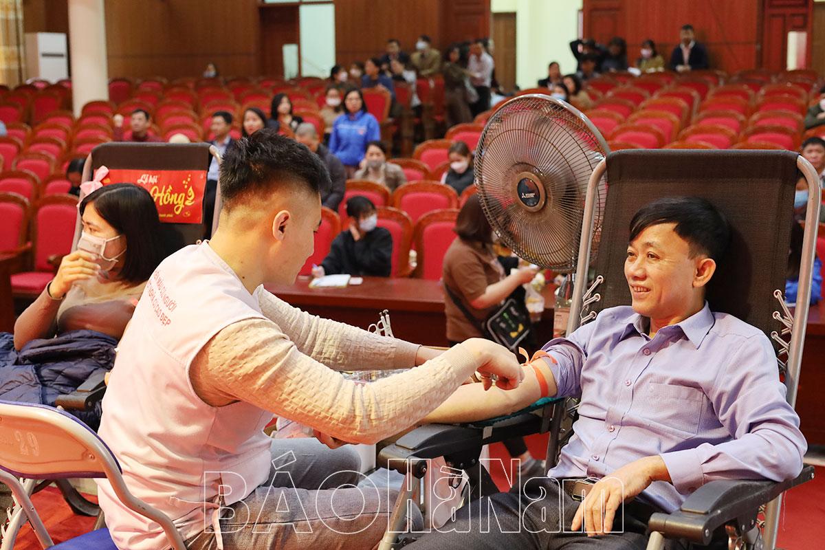 Hơn 700 tình nguyện viên huyện Bình Lục tham gia Lễ hội Xuân hồng