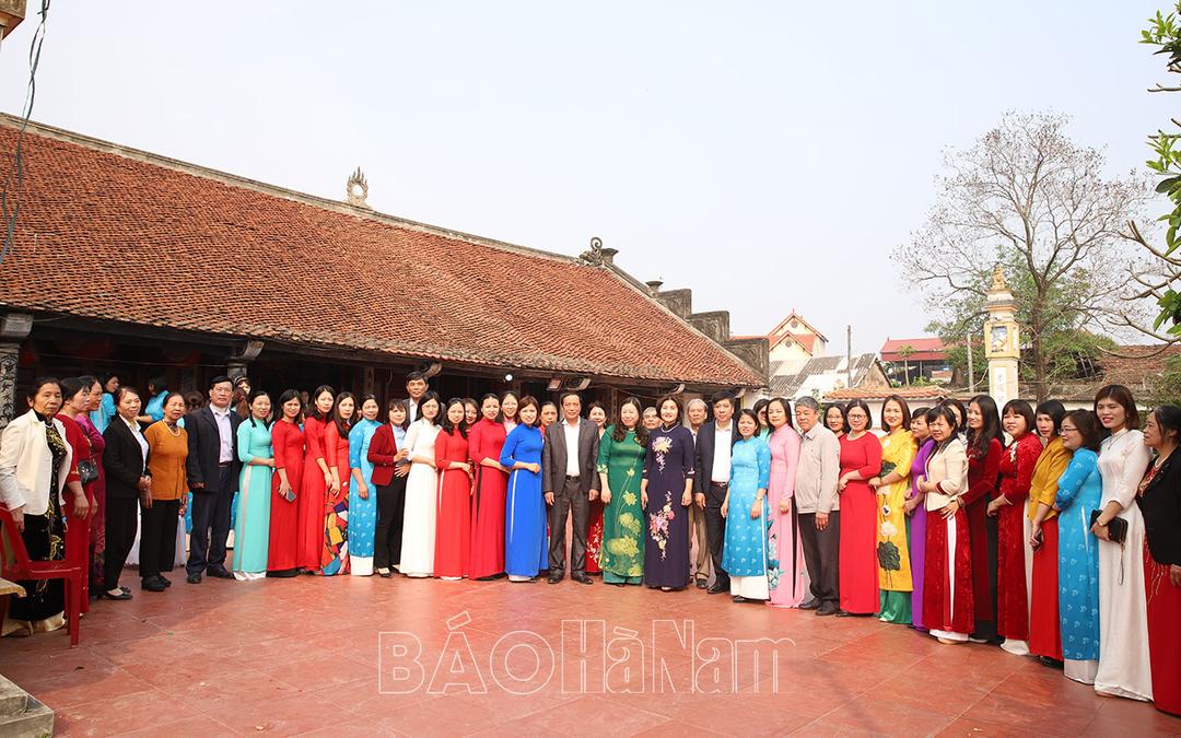 Hội LHPN Duy Tiên dâng hương tưởng nhớ Công chúa Nguyệt Nga-Nữ tướng của Hai Bà Trưng và hưởng ứng Tuần lễ Áo dài 2023