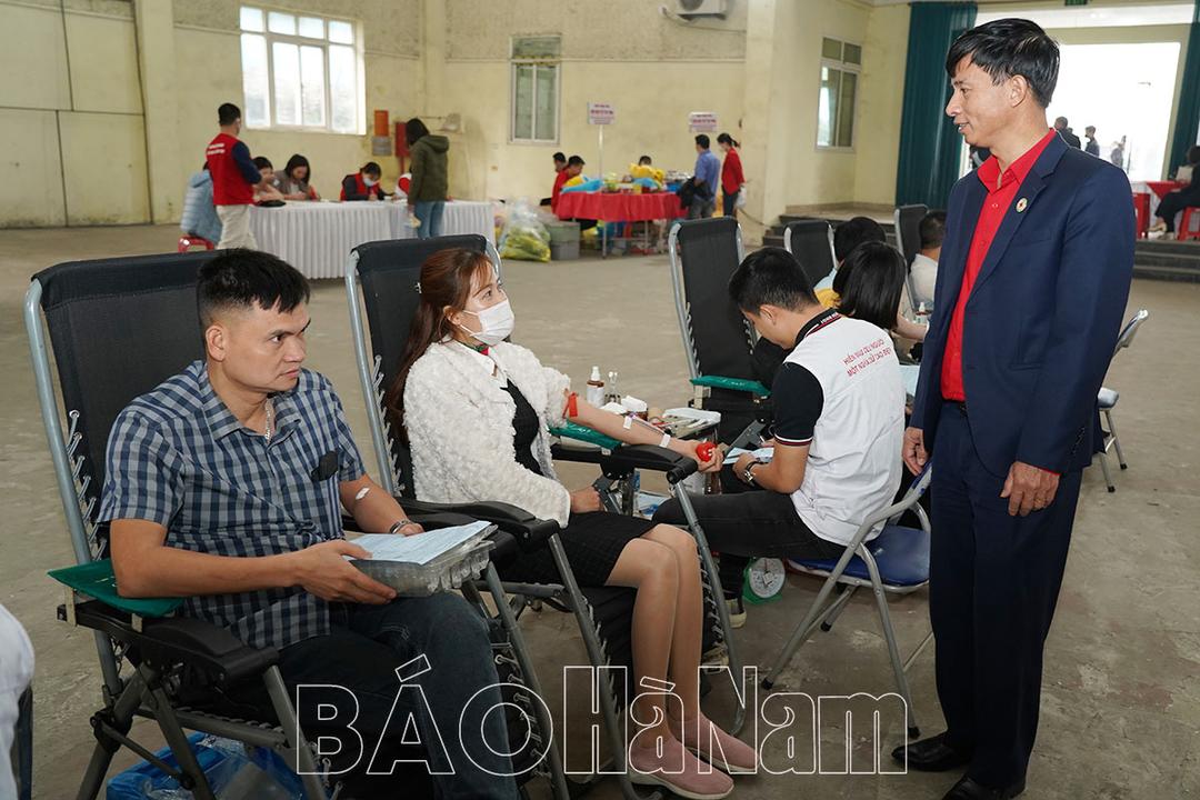 350 công nhân KCN Đồng Văn tham gia hiến máu tình nguyện