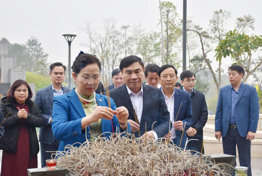 Lãnh đạo tỉnh Hà Nam dâng hương tưởng niệm các Anh hùng liệt sĩ tại Điện Biên