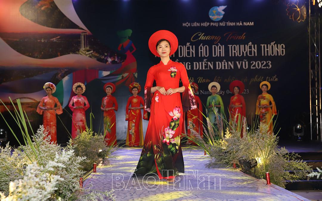 Tưng bừng chương trình trình diễn áo dài, đồng diễn dân vũ trong trang phục áo dài tại phố đi bộ Phủ Lý