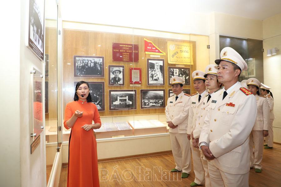 Công an Hà Nam báo công dâng Bác tại Khu lưu niệm Sáu điều Bác Hồ dạy CAND