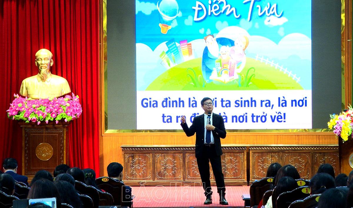 Tiến sỹ Đinh Đoàn giao lưu với phụ nữ thành phố Phủ Lý về xây dựng hạnh phúc gia đình thời đại mới