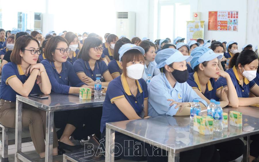 Quan tâm chăm lo đời sống, tạo việc làm cho lao động nữ