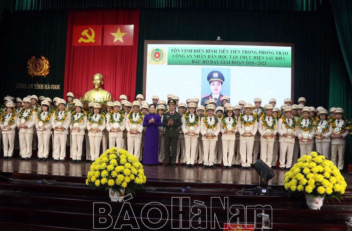 Biểu dương tập thể, cá nhân điển hình tiên tiến học tập, thực hiện Sáu điều Bác Hồ dạy Công an nhân dân