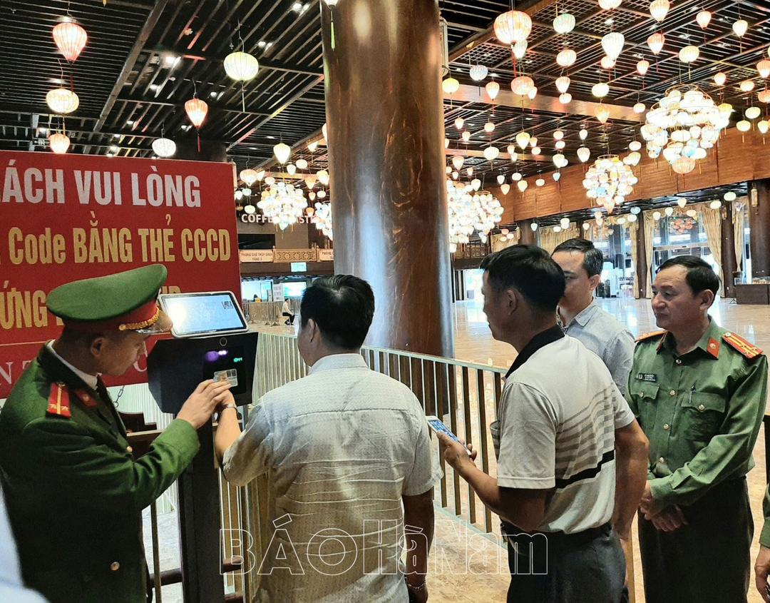 Giới thiệu tiện ích của máy đọc thẻ CCCD tại Khu du lịch Quốc gia Chùa Tam Chúc.