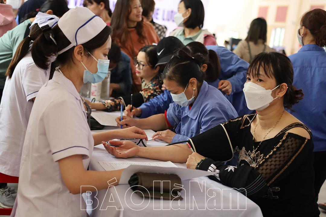 800 công nhân lao động trong các khu công nghiệp được khám sức khỏe miễn phí