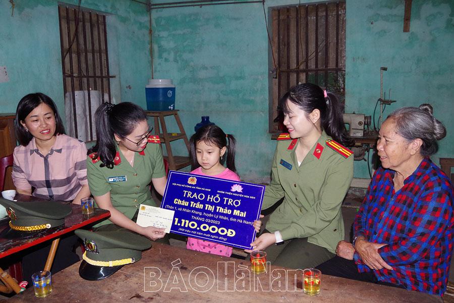 Hội Phụ nữ Công an tỉnh nhận đỡ đầu 2 cháu bé hoàn cảnh đặc biệt khó khăn tại Lý Nhân