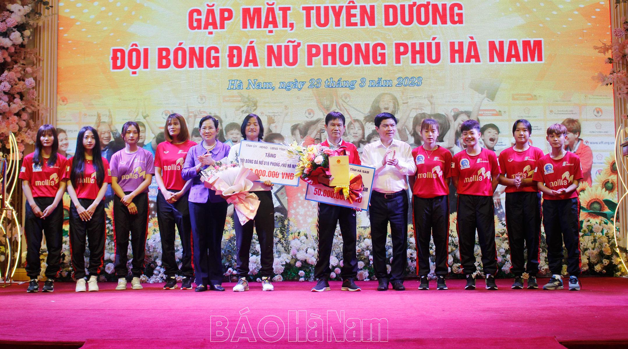 Gặp mặt, tuyên dương Đội Bóng đá nữ Phong Phú Hà Nam