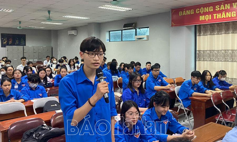 Lãnh đạo Thành ủy Phủ Lý đối thoại với đoàn viên ưu tú