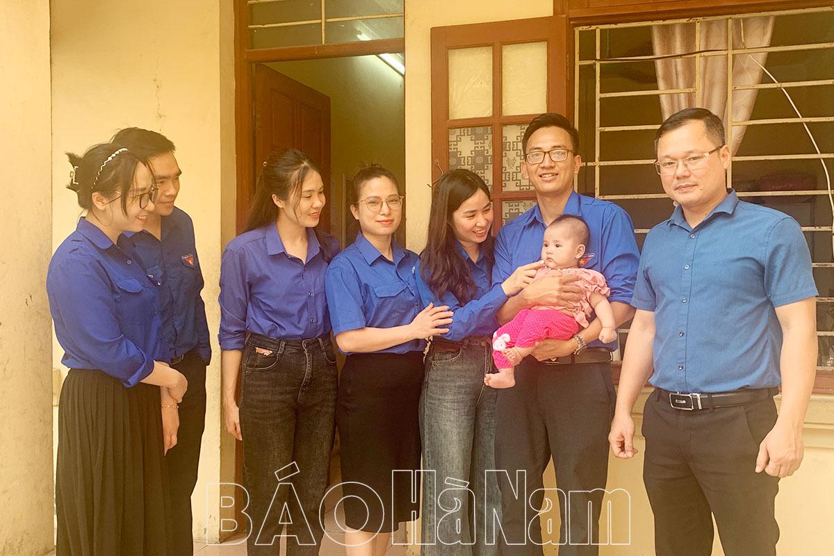 Đoàn Thanh niên Sở LĐTB&XH tỉnh trao tặng quà cho trẻ mồ côi