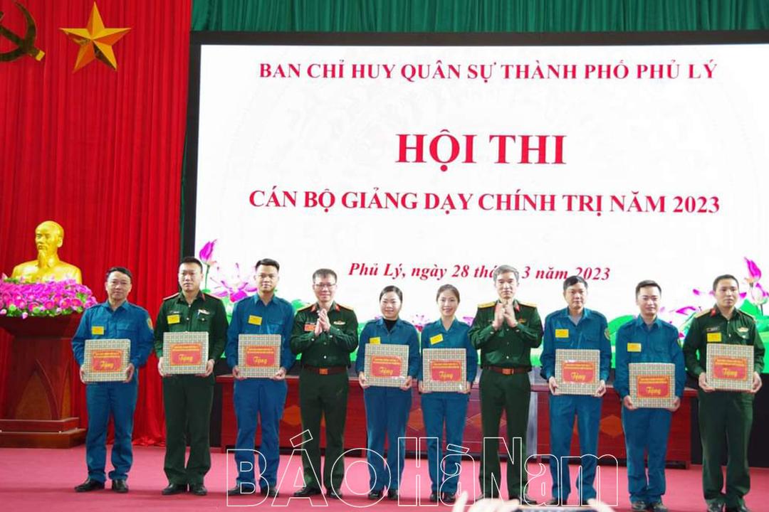 Ban CHQS thành phố Phủ Lý tổ chức hội thi cán bộ giảng dạy chính trị trong LLVT