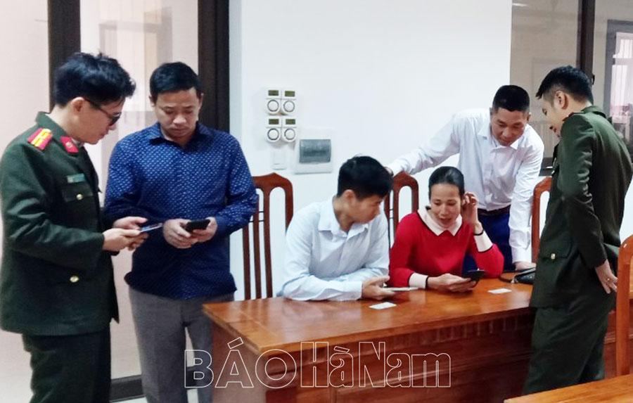 Mô hình “Tổ lưu động hướng dẫn kích hoạt tài khoản định danh điện tử ở cơ sở”