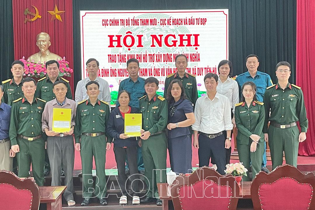 Trao kinh phí hỗ trợ xây dựng nhà tình nghĩa cho 2 gia đình chính sách ờ Duy Tiên