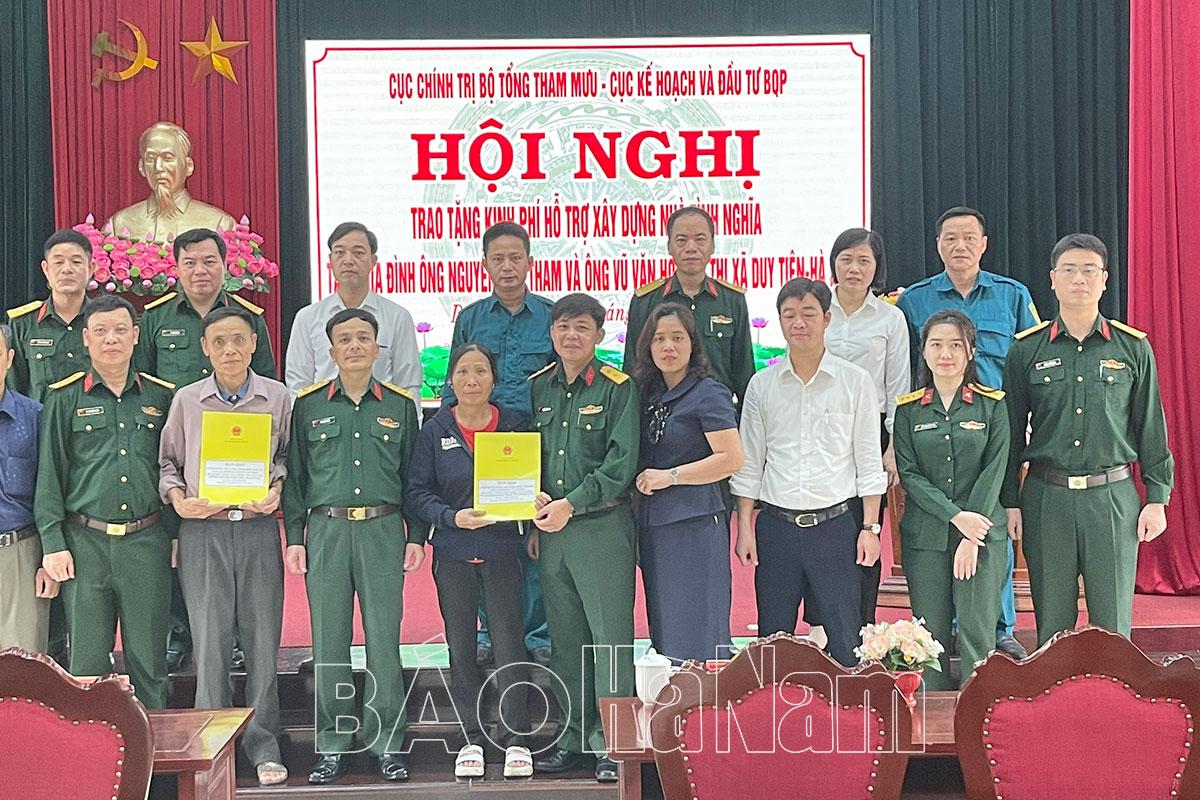 Trao kinh phí hỗ trợ xây dựng nhà tình nghĩa cho 2 gia đình chính sách ờ Duy Tiên