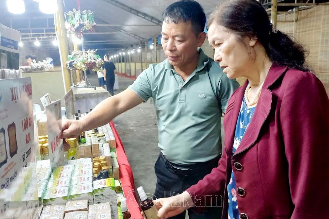 Nhiều gian hàng sản phẩm OCOP trong và ngoài tỉnh tham gia trưng bày nhân ngày Thương hiệu Việt Nam