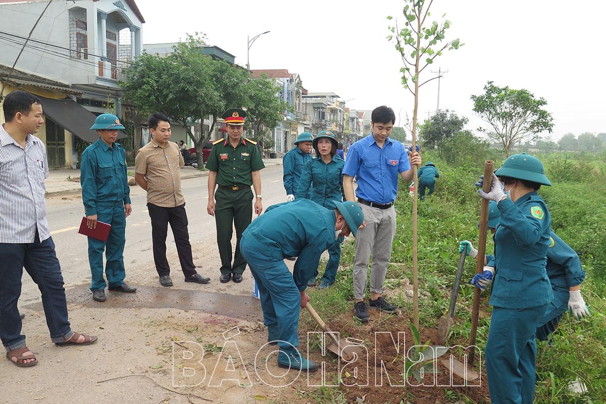Lực lượng dân quân cơ động xã Phù Vân phối hợp trồng cây xanh, dọn vệ sinh môi trường trên địa bàn