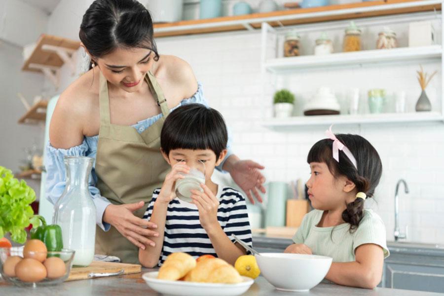 4 thói quen ăn uống không lành mạnh với trẻ