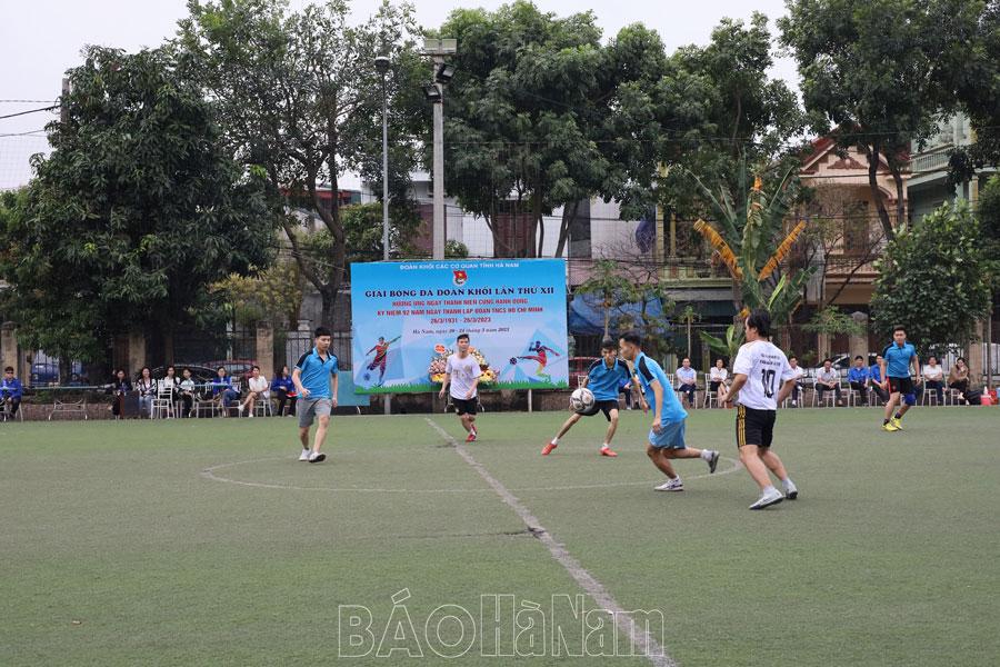 Phát triển phong trào bóng đá trong thanh niên